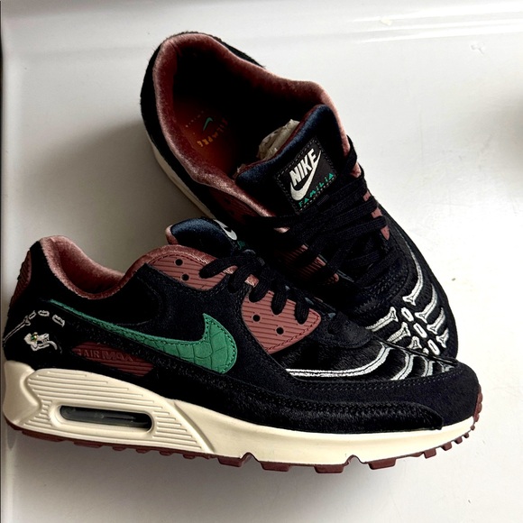 NIKE UNISEX Air Max 90 Siempre Familia Black and Teal Sneakers (W) 11 (M) 9.5 - Picture 3 of 5